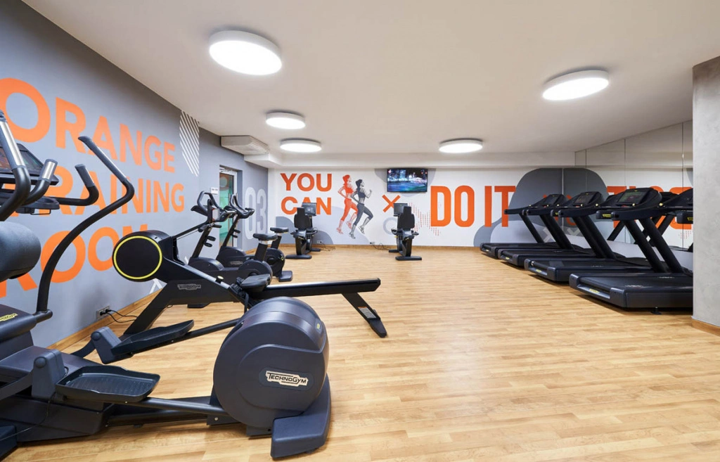Мягкое равномерное освещение в Фитнес-центр LIKEFITNESS Мягкое равномерное освещение в Фитнес-центр LIKEFITNESS