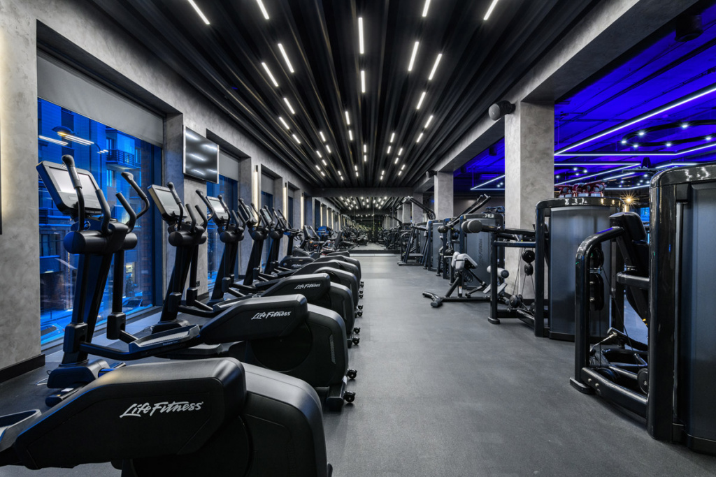 Encore Fitness, фитнес-клуб - проект и реализация освещения на подвесных  профильных светильниках.